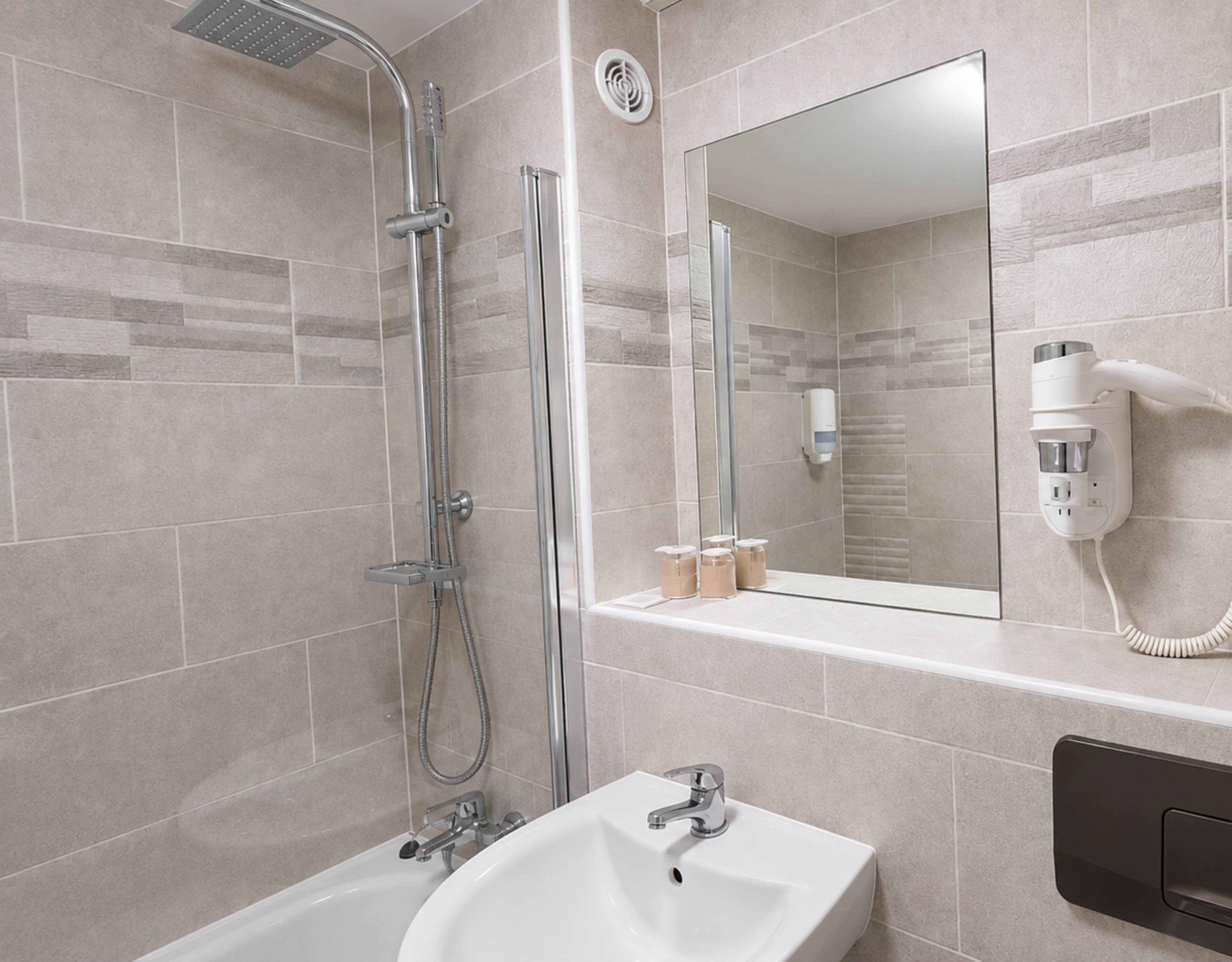 Une salle de bain moderne avec une douche, un lavabo et un miroir.