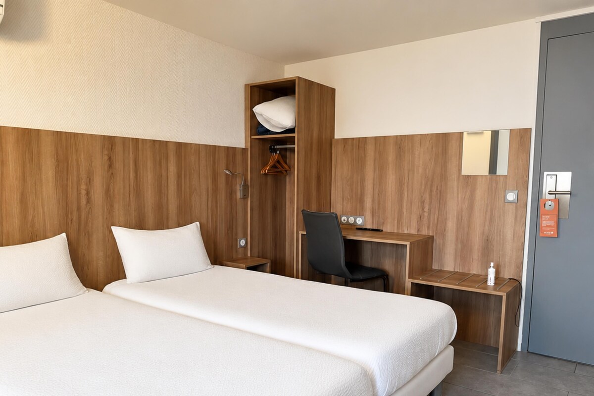 Family Room, 3 Twin Beds | Desk, soundproofing, cribs (surcharge), WiFi (free)