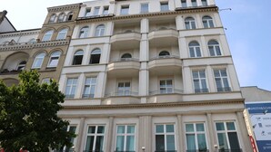 Ein mehrstöckiges Hotel im klassischen Stil mit Balkonen und großen Fenstern.