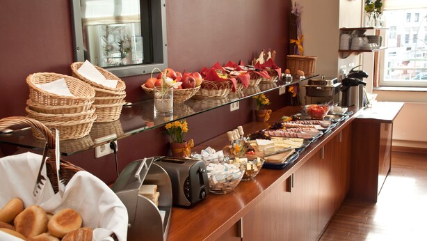 Ein reichhaltiges Buffet mit verschiedenen Speisen, Körben und einem Toaster.
