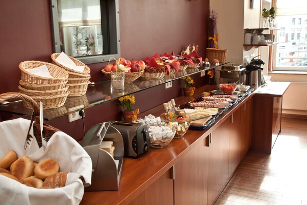 Café da manhã com buffet grátis todos os dias