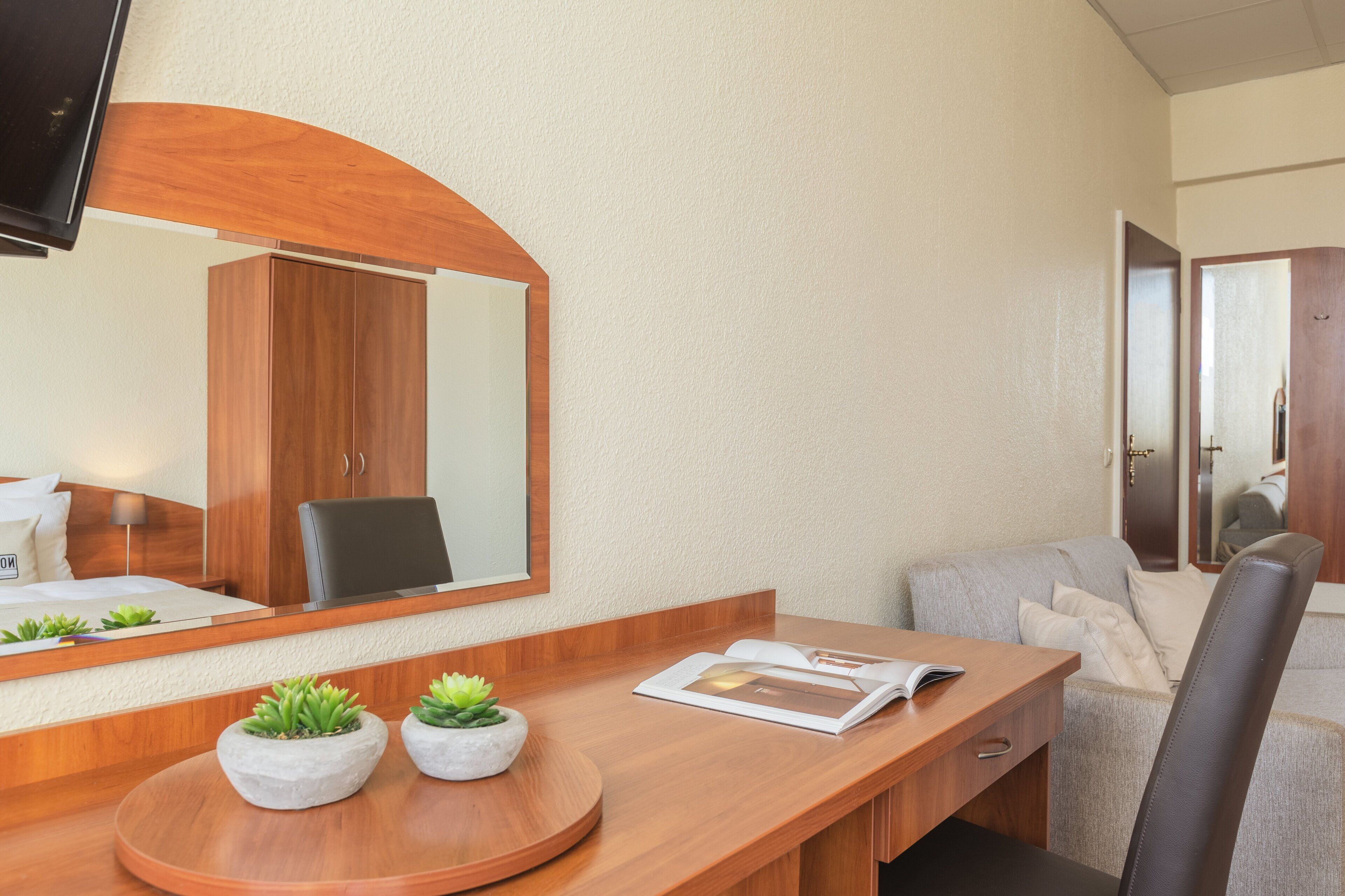 Hochwertige Bettwaren, Zimmersafe, Schreibtisch, Verdunkelungsvorhänge