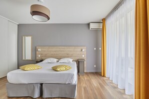 Estudio estándar (2 People) | Caja de seguridad en la habitación y escritorio 