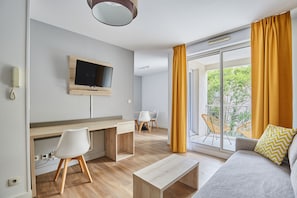 Apartment, 1 Bedroom (4 People) | In-room safe, desk, laptop workspace, blackout drapes