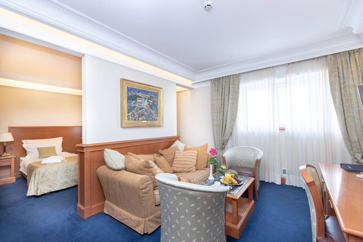 Junior Suite | Hypo-allergenic bedding available, minibar, in-room safe, desk