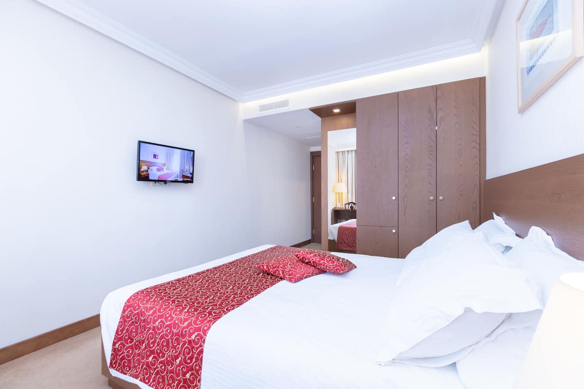 Double Room (Queen) | Hypo-allergenic bedding available, minibar, in-room safe, desk