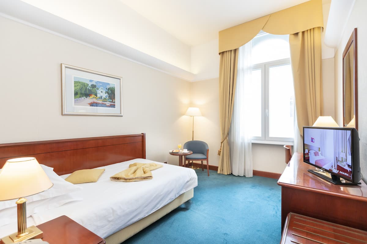 Comfort enkelrum | Allergitestade sängkläder, minibar och värdeförvaringsskåp på rummet