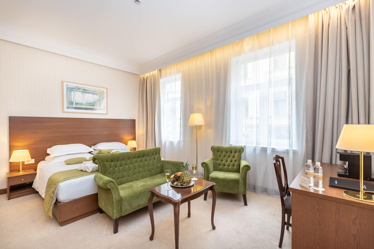 Superior Double Room | Hypo-allergenic bedding available, minibar, in-room safe, desk
