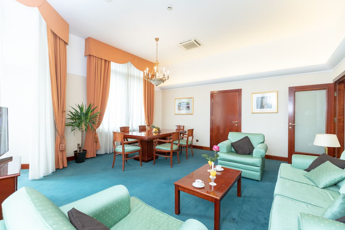 Suite | Hypo-allergenic bedding available, minibar, in-room safe, desk
