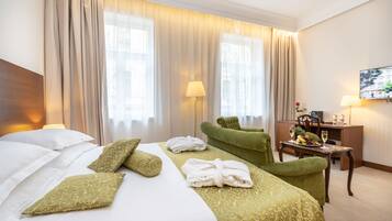 Quarto casal superior | Roupas de cama antialérgicas, frigobar, cofres nos quartos, escrivaninha