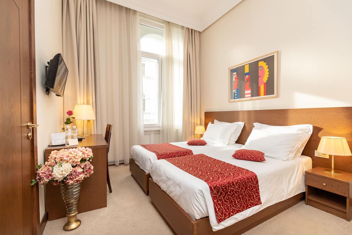 Comfort Twin Room | Hypo-allergenic bedding available, minibar, in-room safe, desk