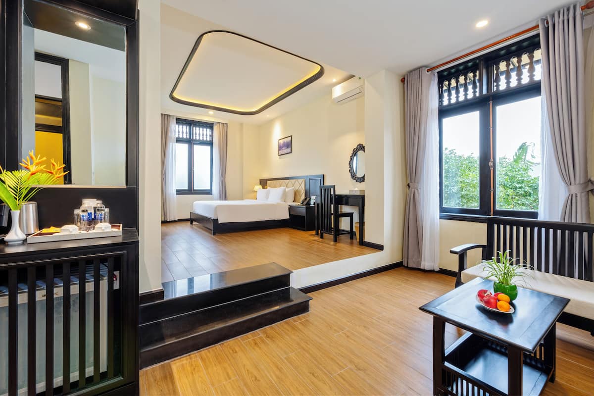 Hypo-allergenic bedding, minibar, in-room safe, desk