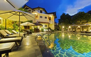 Outdoor pool, pool umbrellas, pool loungers - Lantern Boutique Hoi An (Da Nang)
