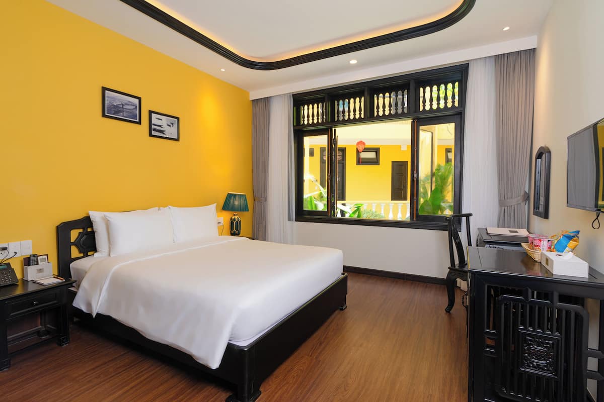 Superior Room, 1 Queen Bed, Garden View | 1 bedroom, hypo-allergenic bedding, minibar, in-room safe