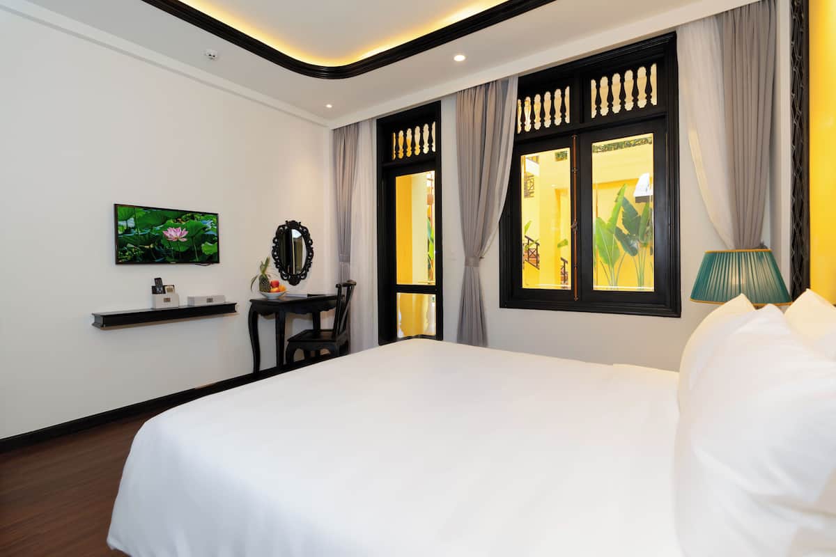 Deluxe Double Room, 1 Queen Bed, Garden View | 1 bedroom, hypo-allergenic bedding, minibar, in-room safe
