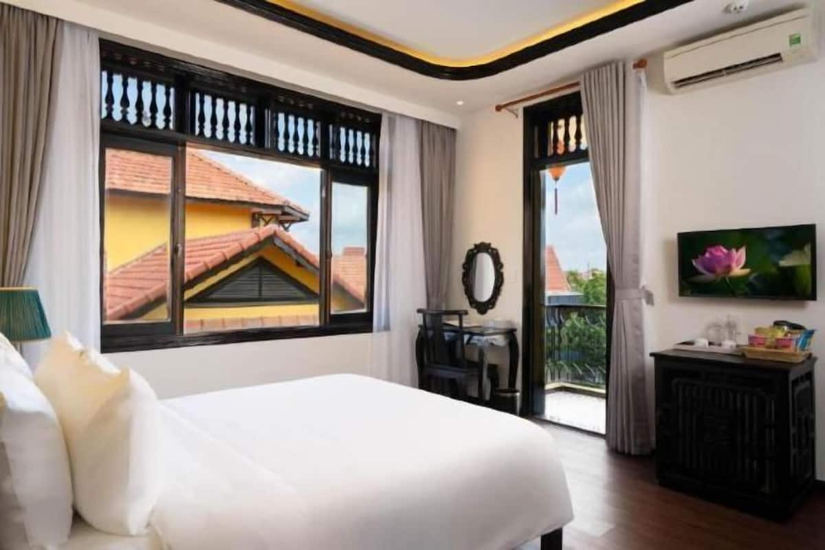 1 bedroom, hypo-allergenic bedding, minibar, in-room safe