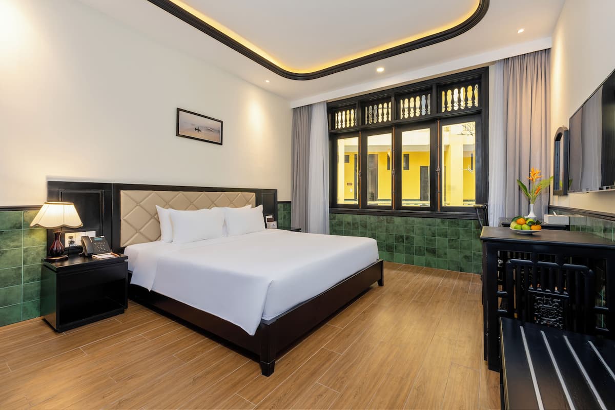 Hypo-allergenic bedding, minibar, in-room safe, desk