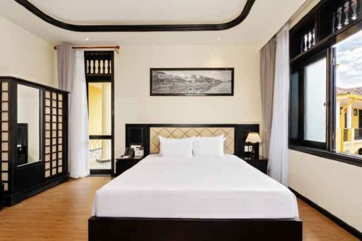 Bộ đồ giường kháng dị ứng, minibar, két bảo mật tại phòng, bàn