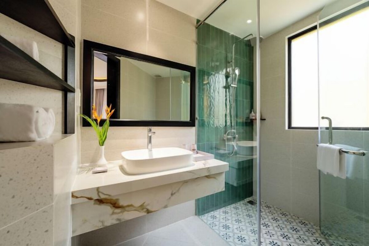 Regadera tipo lluvia, amenidades de baño gratuitas, secadora de cabello 