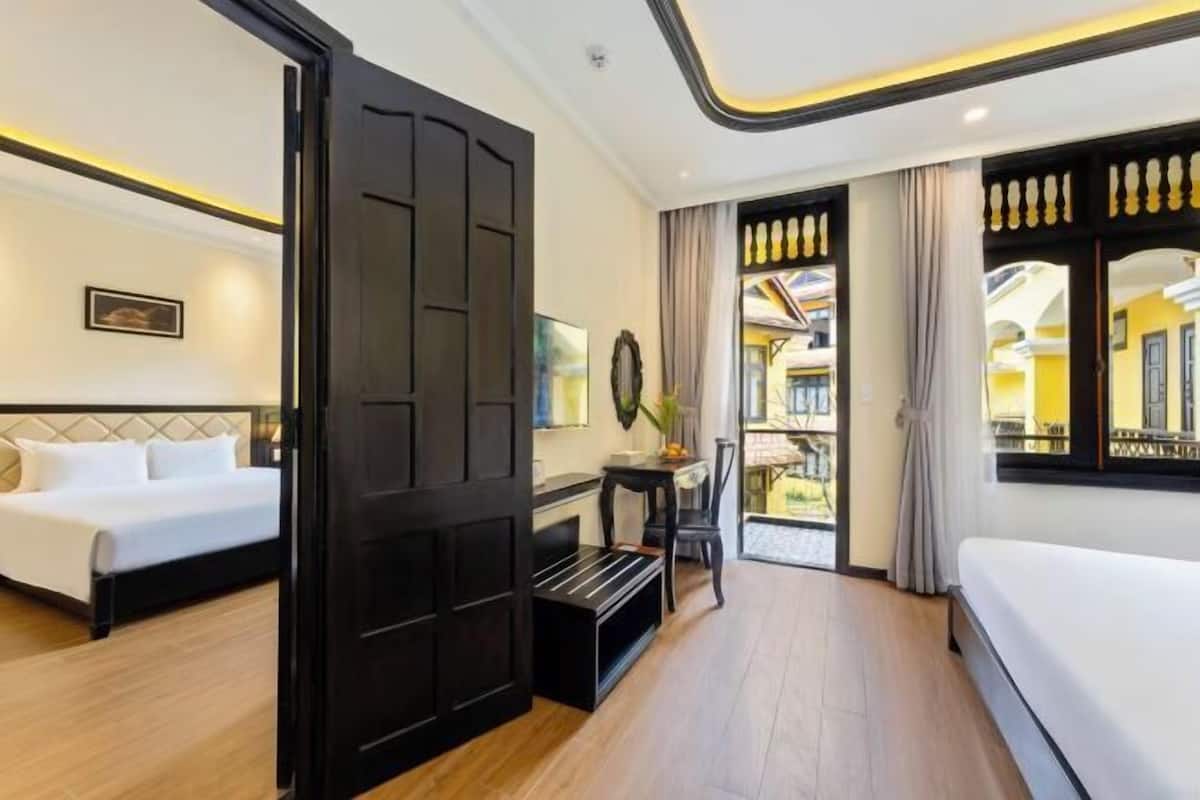 Hypo-allergenic bedding, minibar, in-room safe, desk