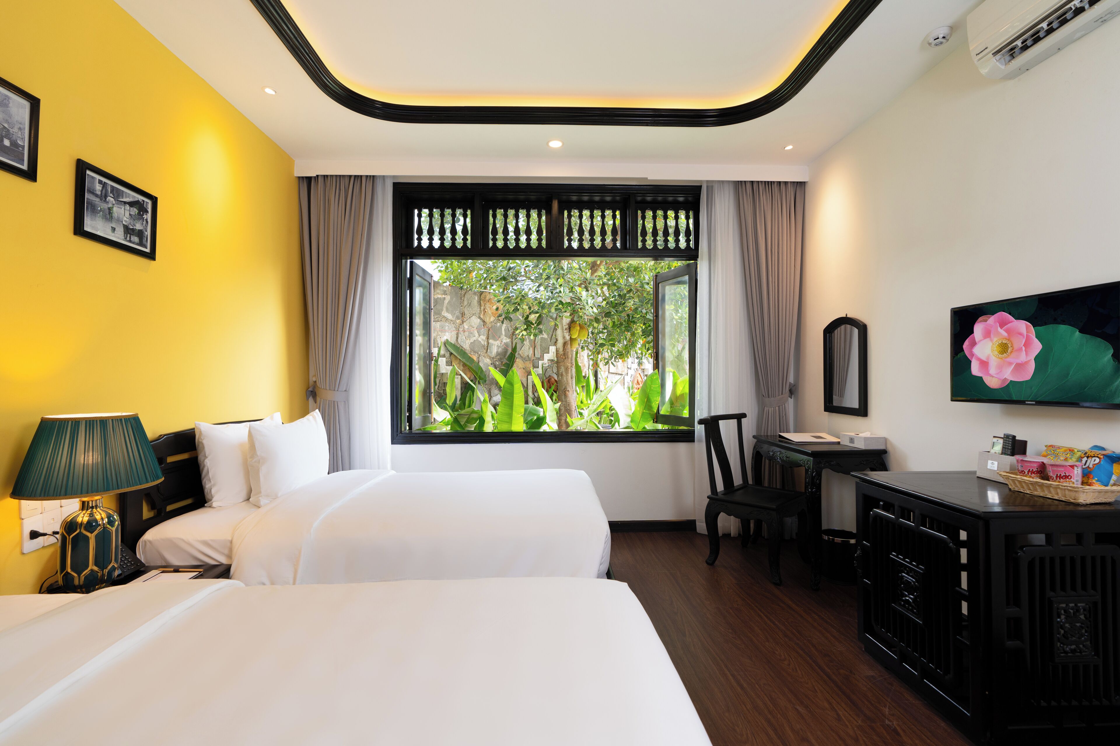 Hypo-allergenic bedding, minibar, in-room safe, desk