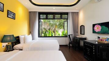 Hypo-allergenic bedding, minibar, in-room safe, desk