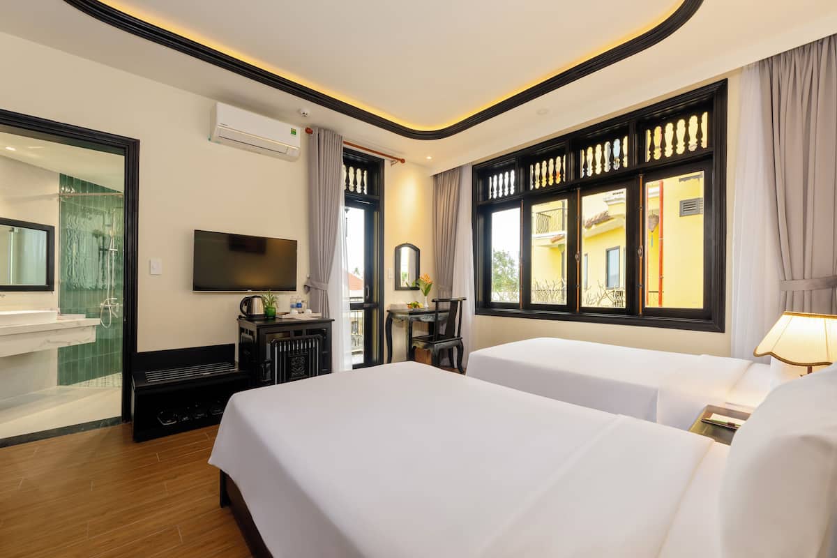 Hypo-allergenic bedding, minibar, in-room safe, desk