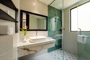 Rainfall showerhead, free toiletries, hair dryer, bathrobes - Lantern Boutique Hoi An (Da Nang)