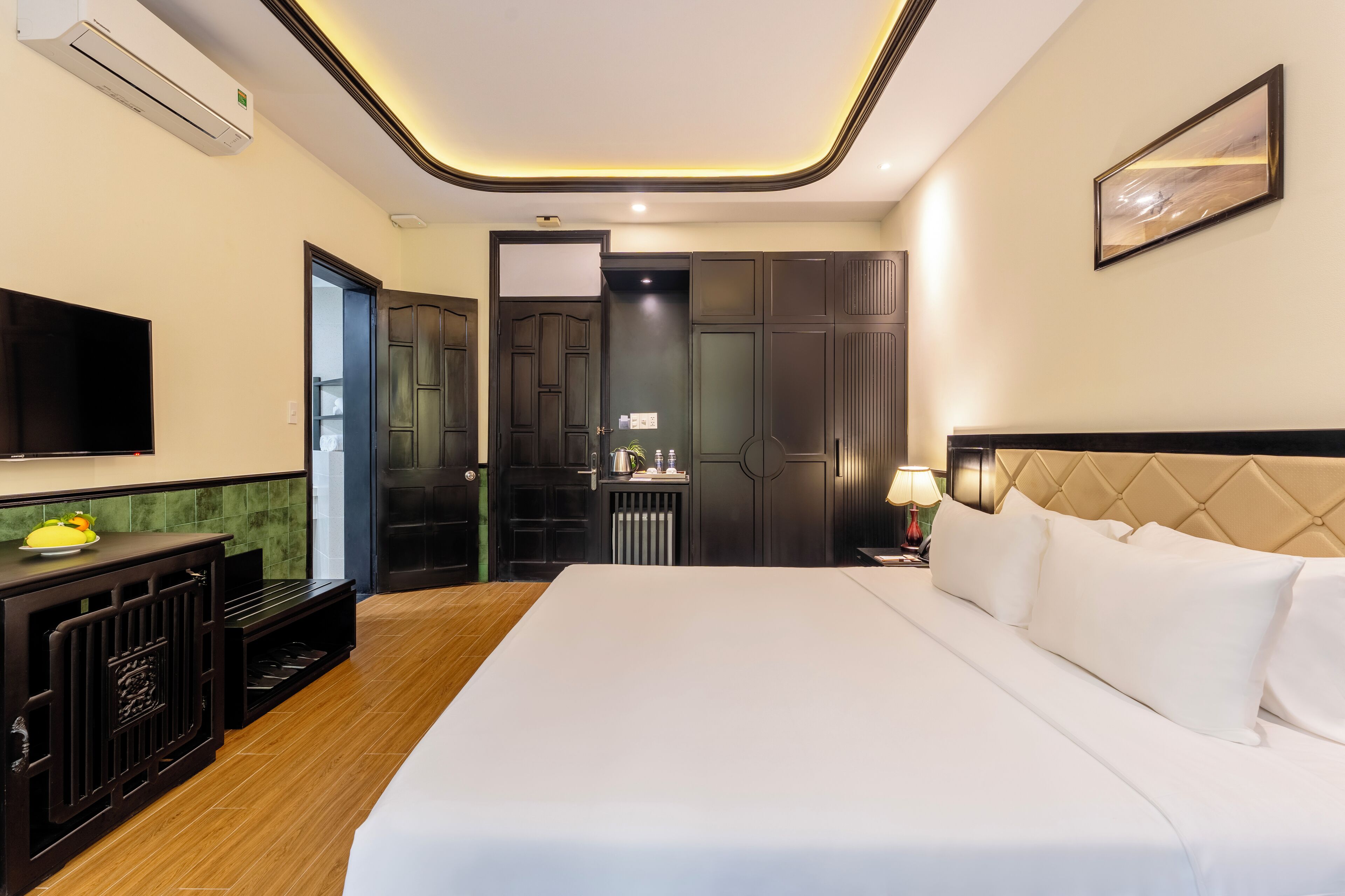 Hypo-allergenic bedding, minibar, in-room safe, desk