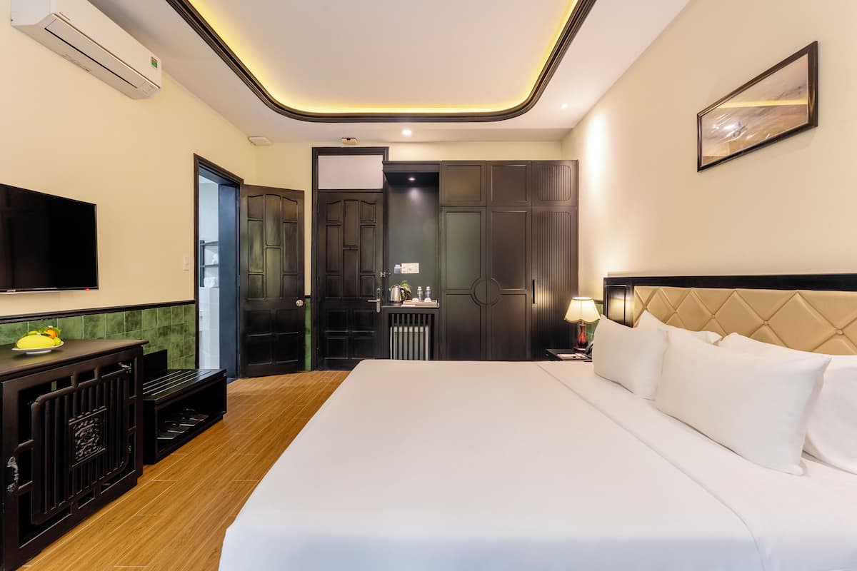 Hypo-allergenic bedding, minibar, in-room safe, desk