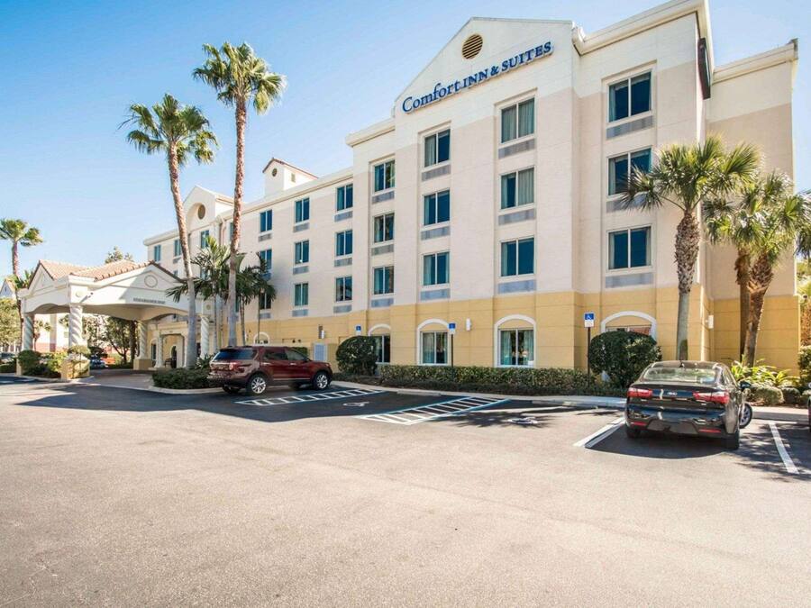 Un hotel con un letrero que dice "Comfort Inn & Suites".
