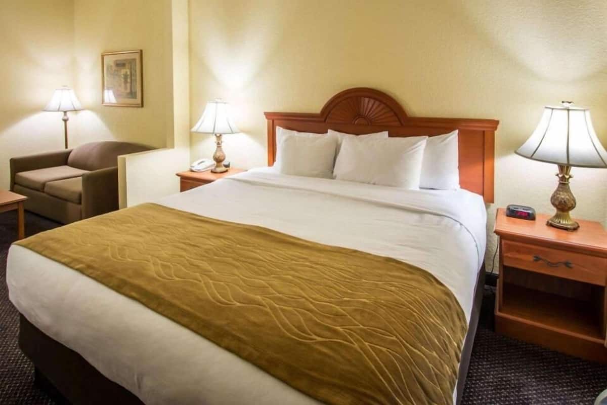 Coffre-fort, bureau, fer et planche à repasser, lit de bébé (supplément)