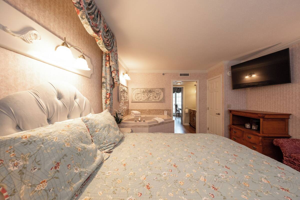Suite – deluxe, 1 kingsize-seng med sovesofa, delvis havutsikt | Allergitestet sengetøy, safe på rommet og blendingsgardiner