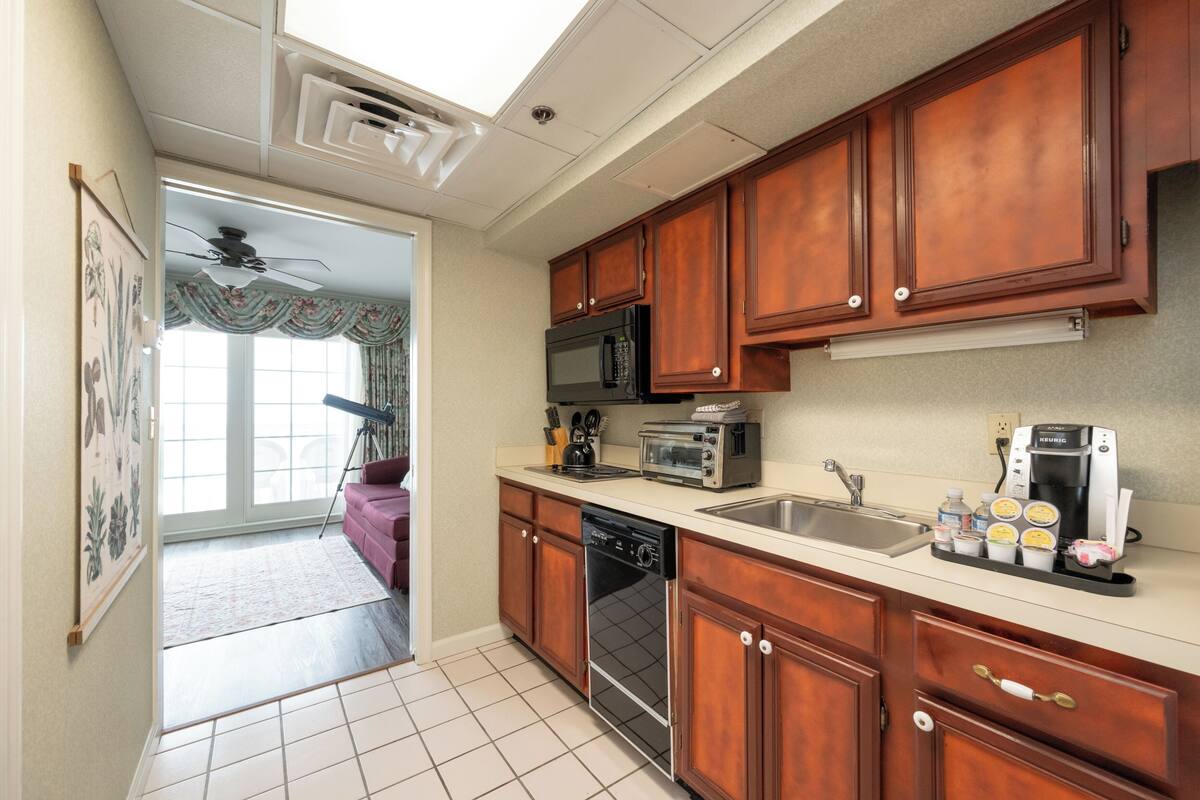 concierge efficiency suite (adults only) | private kitchen | coffee/tea maker