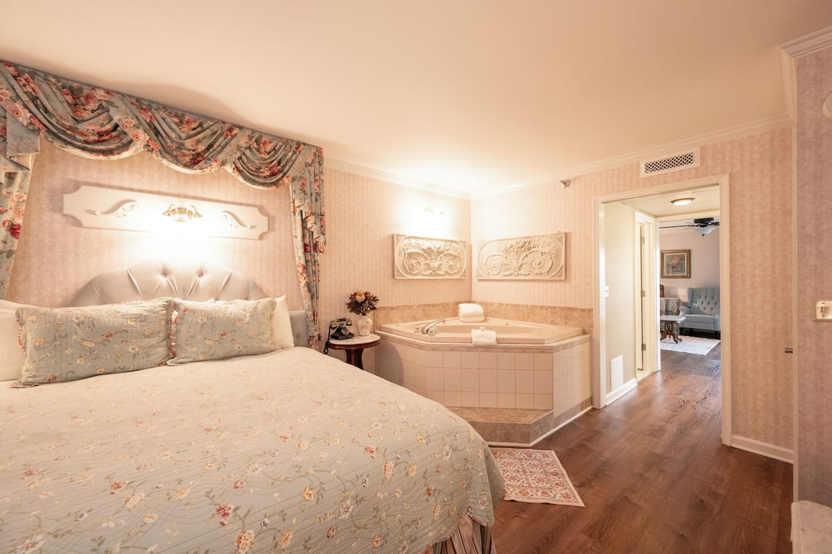 Concierge Deluxe Suite, 1 King Bed, Partial Oceanview (Adults Only)