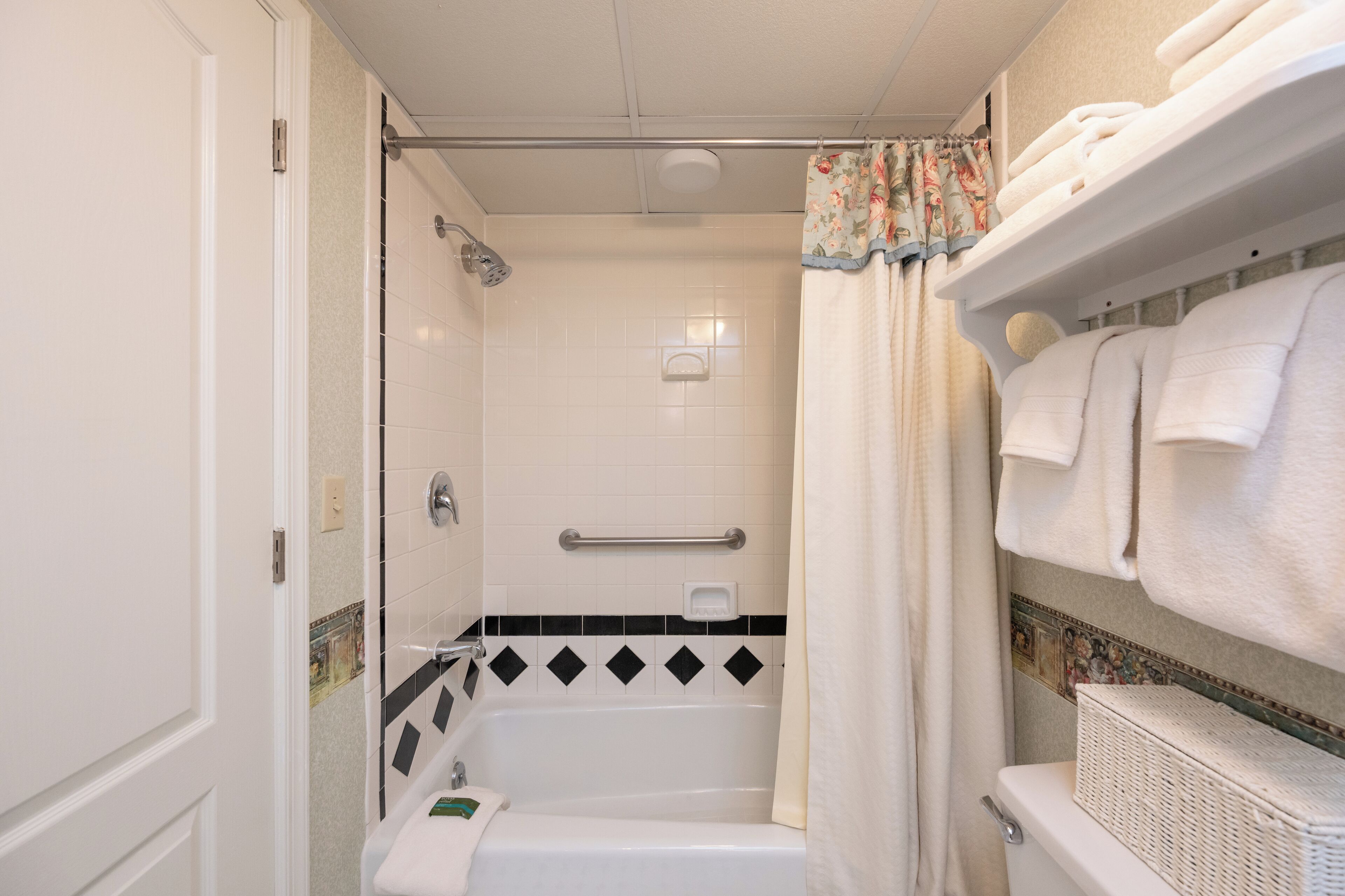 efficiency  suite room | bathroom | free toiletries, hair dryer, bathrobes, towels