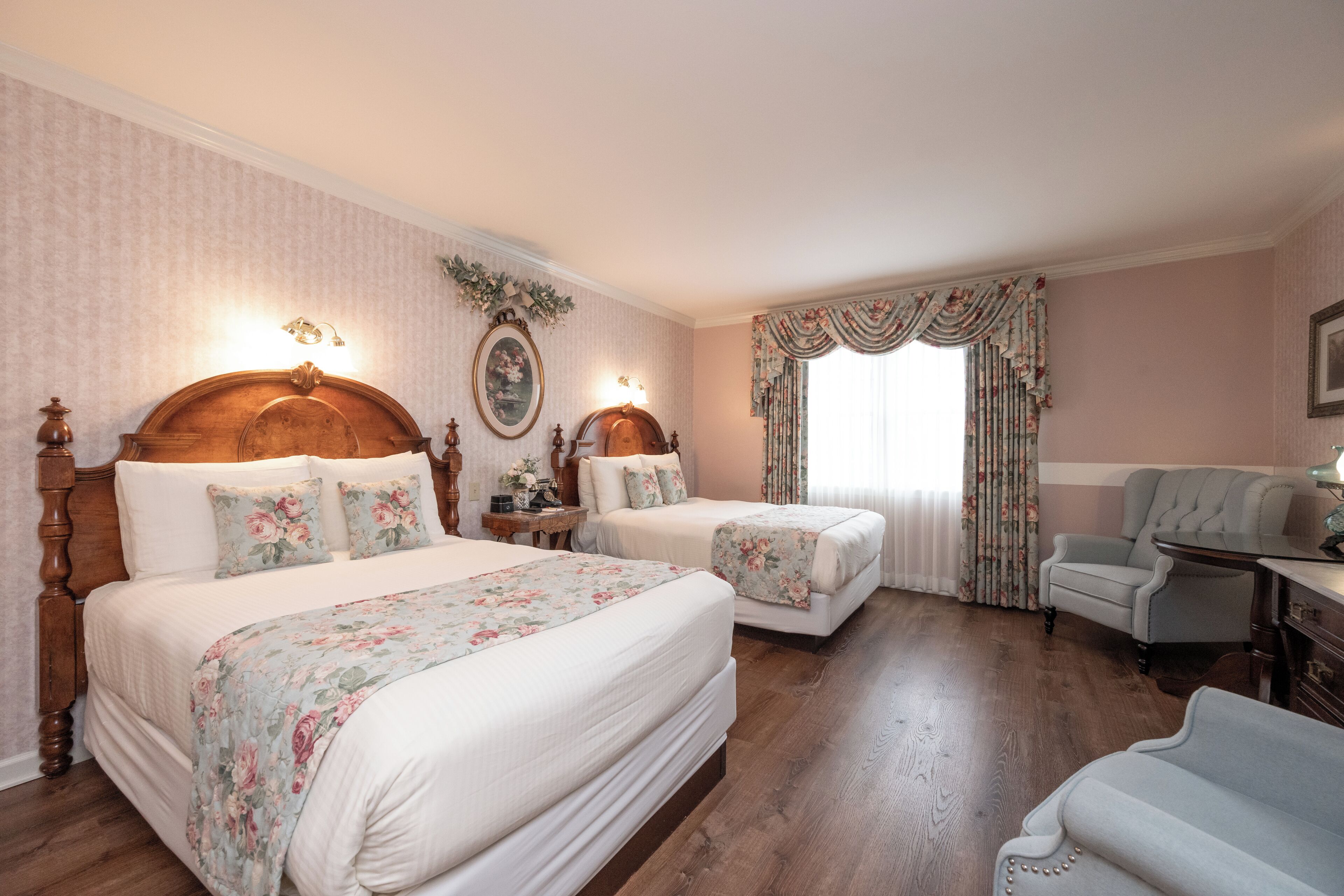 Une chambre avec deux lits, un bureau et une chaise.