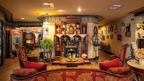 Un interior tradicional con chimenea, muebles ornamentados y decoración de época.