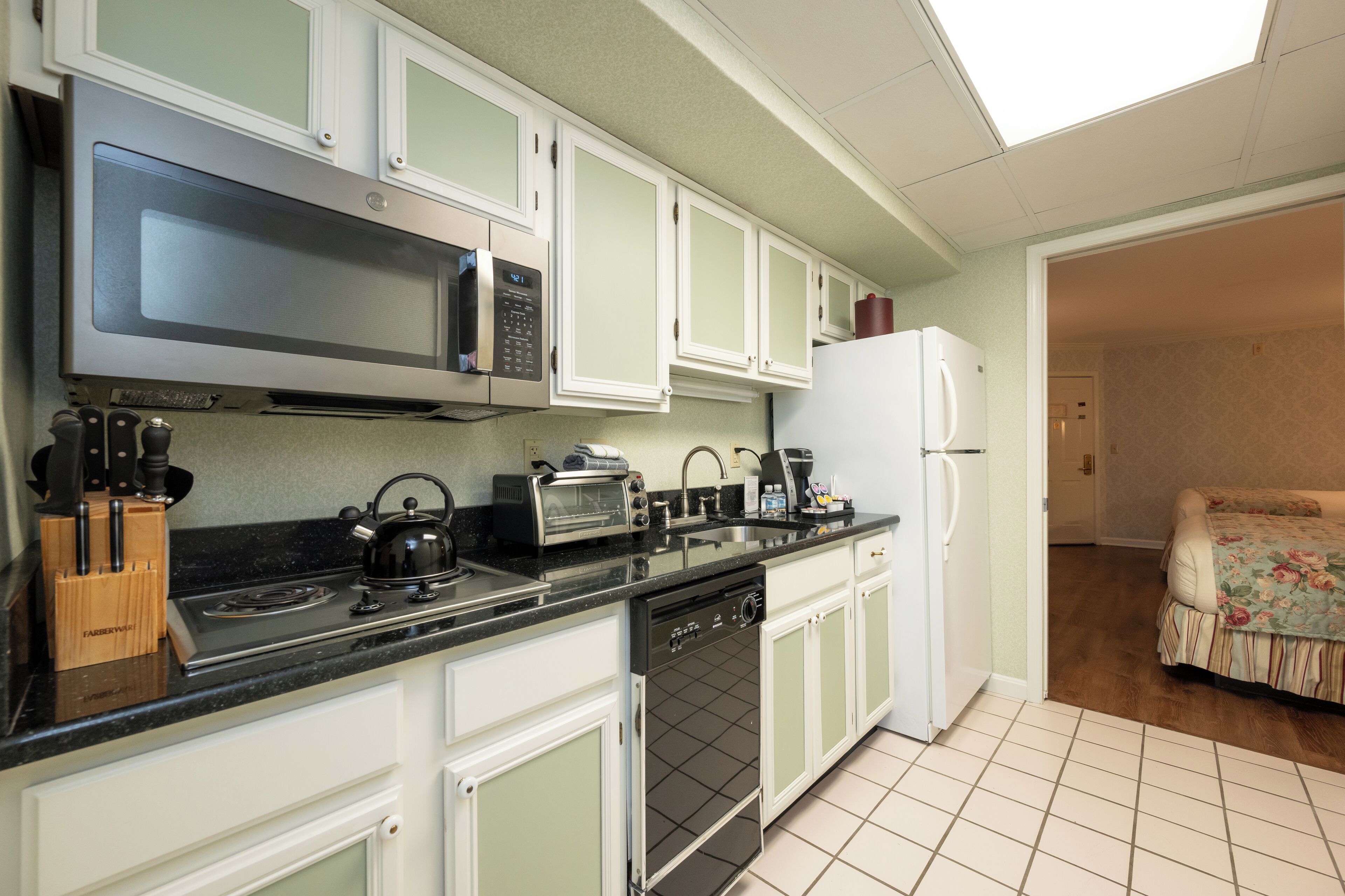efficiency  suite room | private kitchen | coffee/tea maker