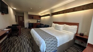 Sengetøy av topp kvalitet, safe på rommet og skrivebord