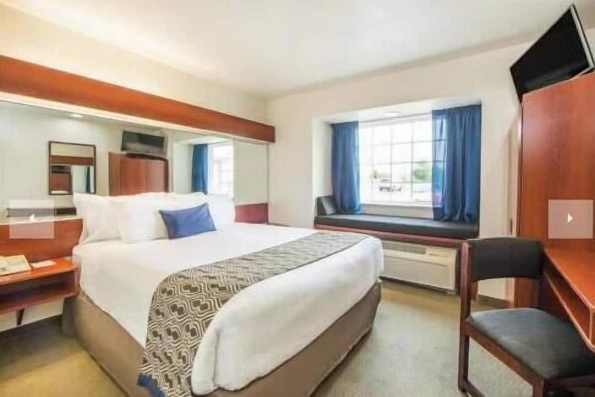 Premium bedding, in-room safe, desk, iron/ironing board