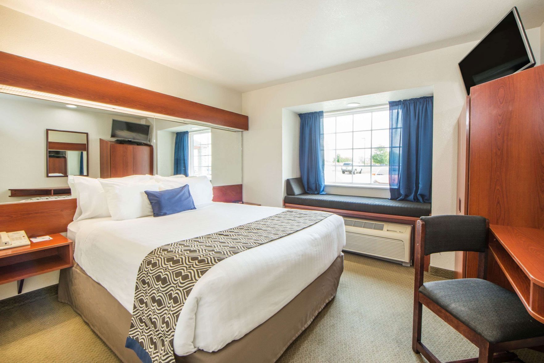 أغطية فراش متميزة وخزنة داخل الغرفة ومكتب ومكواة/لوح كي