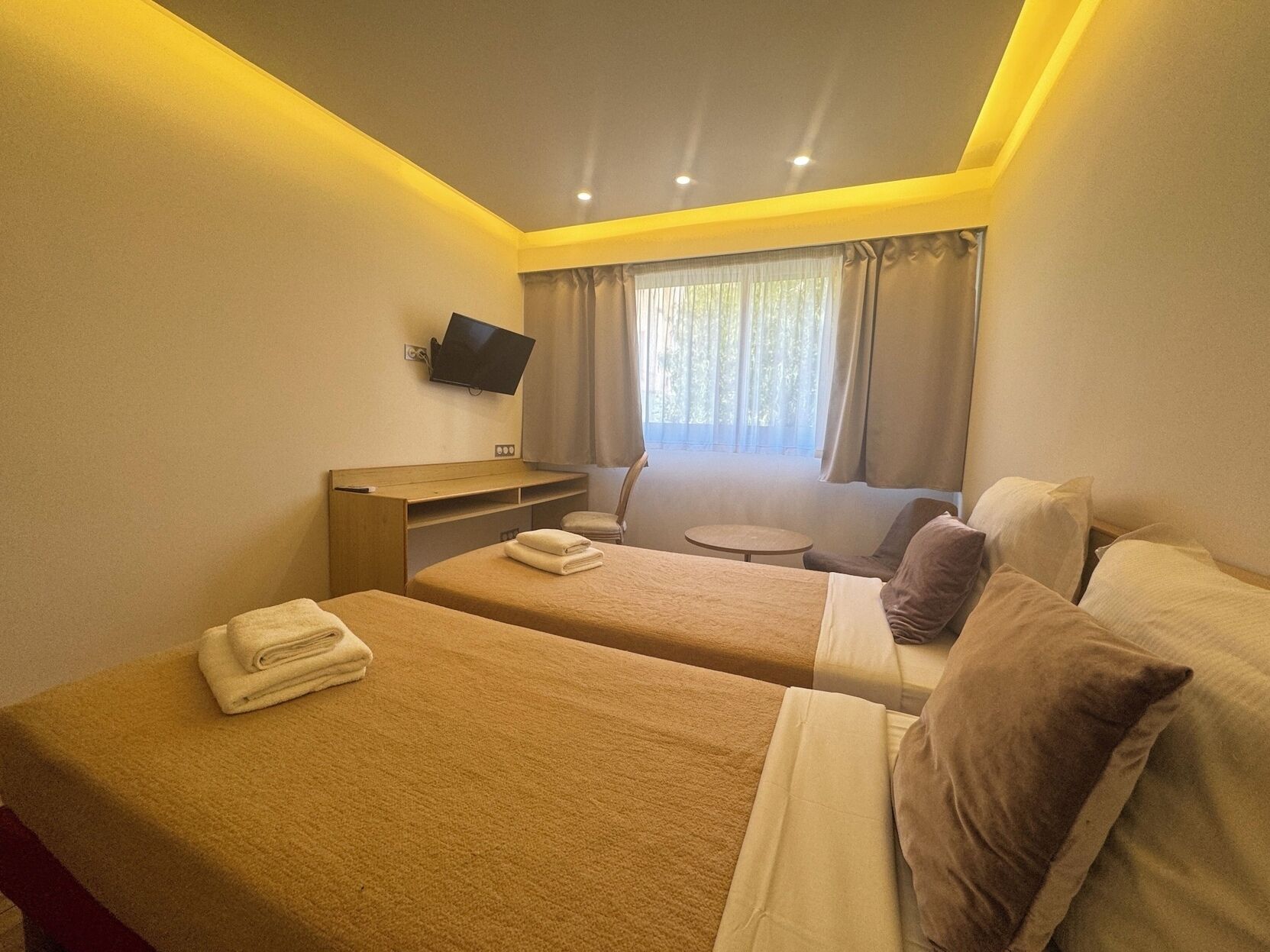 Desk, soundproofing, iron/ironing board, free WiFi
