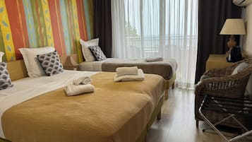 Escritorio, sistema de insonorización y tabla de planchar con plancha