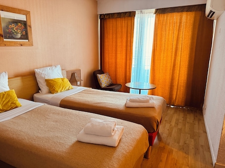Panoramic Twin Room, Balcony | Desk, soundproofing, iron/ironing board, free WiFi. Hotel Panorama