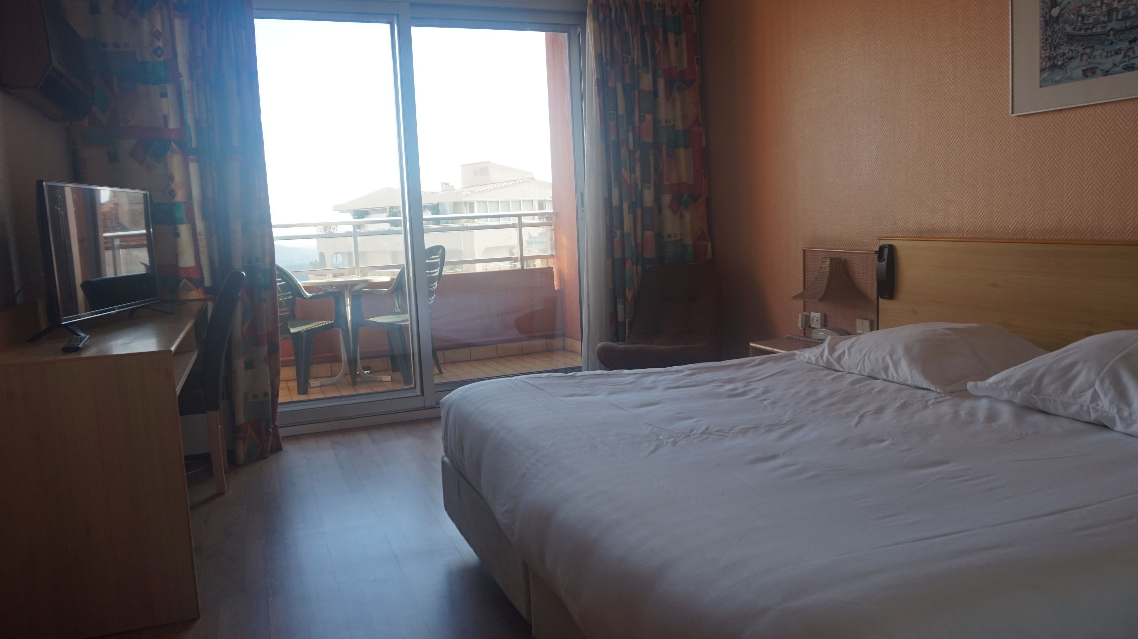 Desk, soundproofing, iron/ironing board, free WiFi