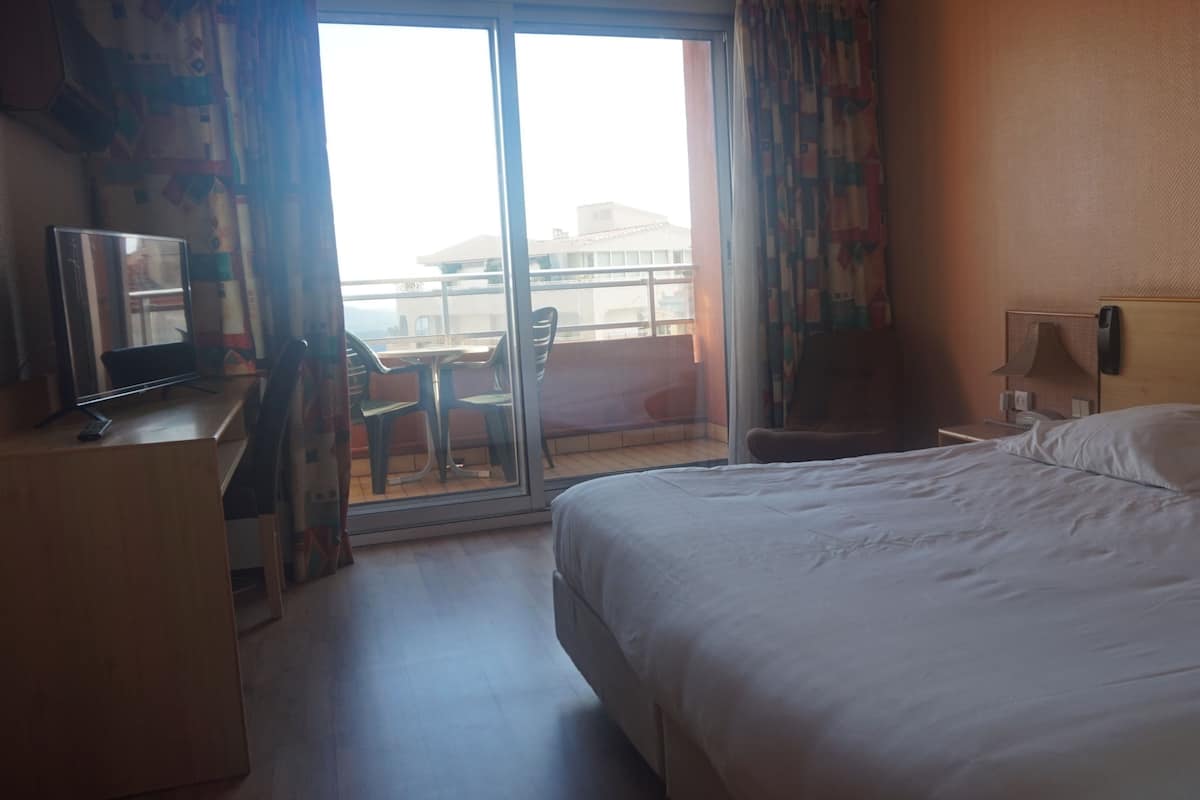 Desk, soundproofing, iron/ironing board, free WiFi