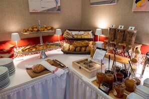 Daily buffet breakfast for a fee - Manoir de la Poterie & Spa (Cricqueboeuf)