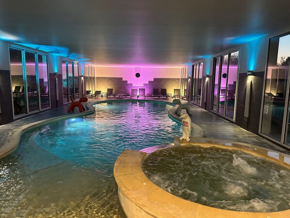 Couples treatment room(s), sauna, hot tub, steam room