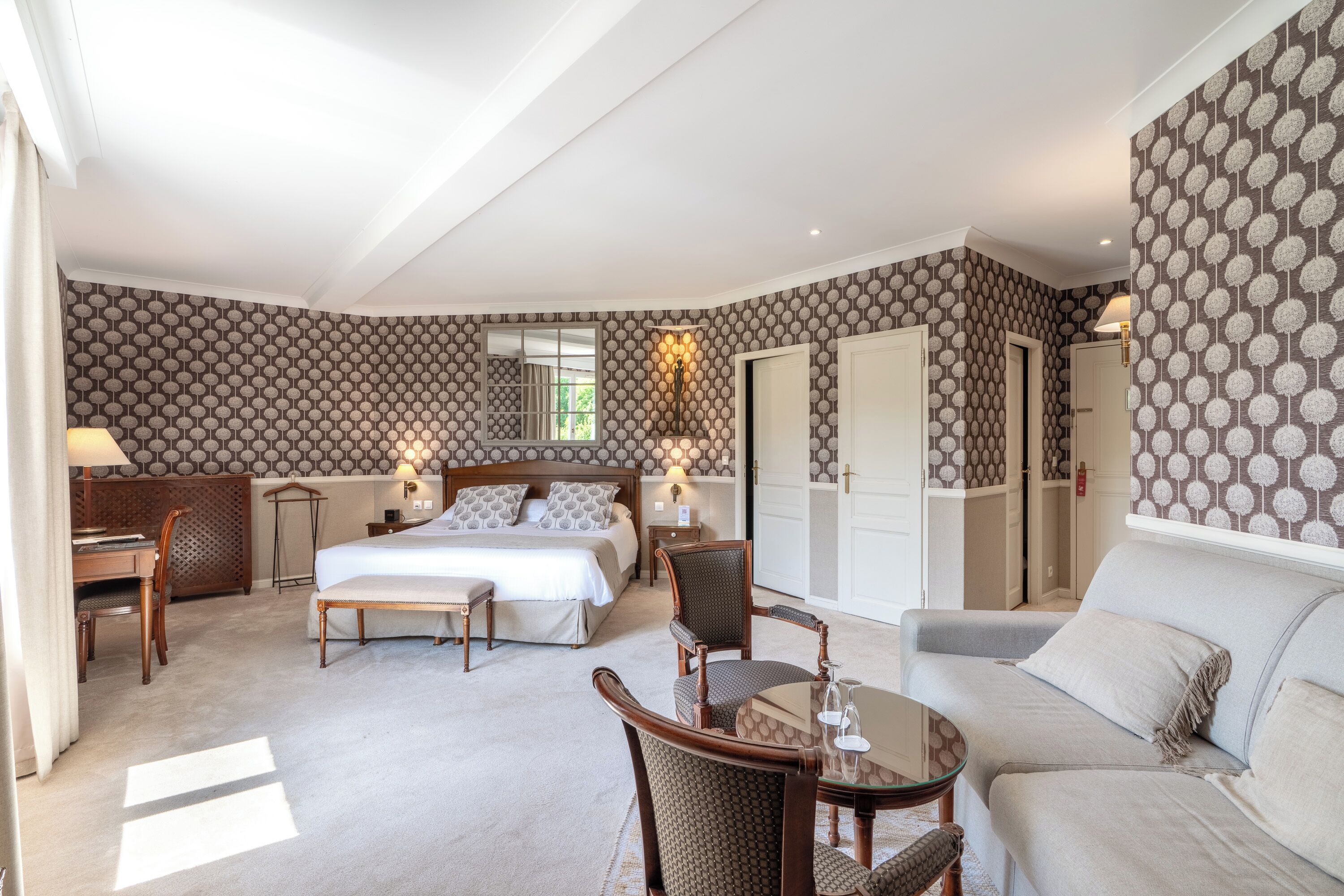 executive room, 1 king bed with sofa bed | minibar, in-room safe, desk, laptop workspace